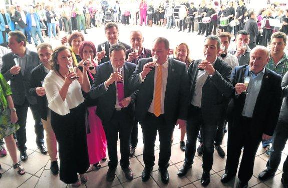 Las autoridades brindaron con leche, como forma de apoyo al mundo rural. Abajo, varios artesanos. 