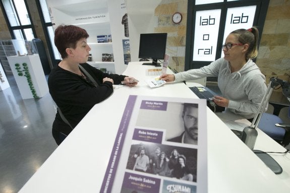 Una fan adquiriendo su entrada en la Laboral. 