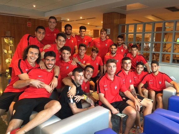 La plantilla del Sporting B, en su hotel de concentración en Almería. 