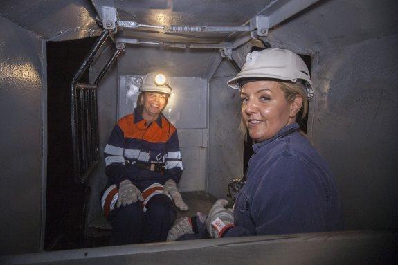 Las presidentas de la SEPI y Hunosa, Pilar Platero y María Teresa Mallada, en el pozo Sotón, en El Entrego. 