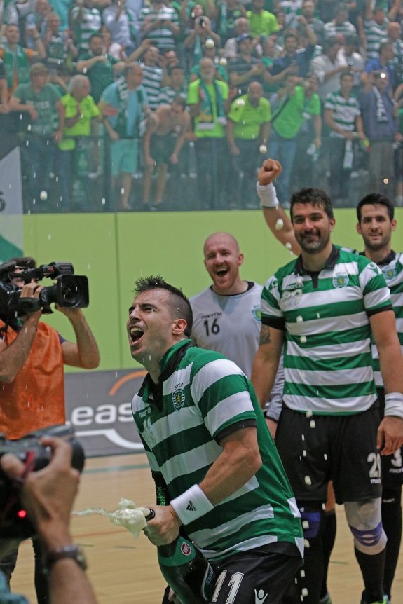 Carlos Ruesga celebra por todo lo alto la Liga portuguesa. 