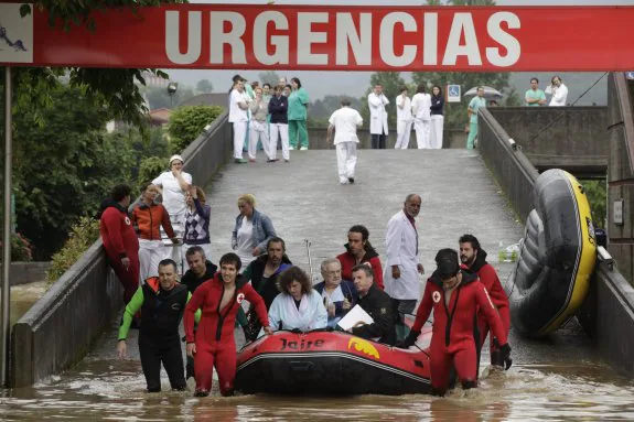 Pacientes del hospital, evacuados en canoas durante las inundaciones de junio de 2010. 