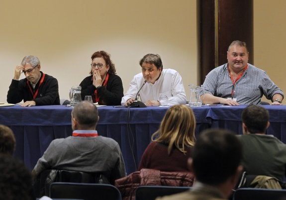 Una reunión de la dirección de IU, con Argüelles a la derecha. 