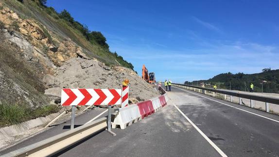 El carril recuperado, esta mañana, que facilita la circulación. 