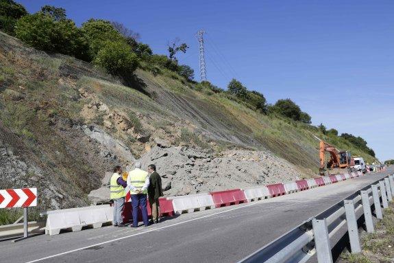 Varios técnicos de Carreteras del Estado se personaron en el lugar para evaluar la situación y diseñar un plan de actuación. 