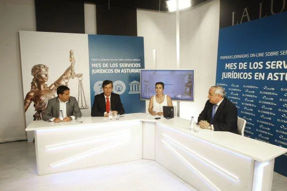 Guillermo Calvo, Rafael Felgueroso, la periodista Ángela S. Cifuentes e Ignacio Manso, en el plató de Canal 10. 