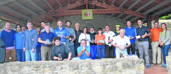 Los premiados en la clausura de V Torneo Patos Salvajes en el campo de El Tragamón. 