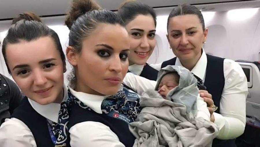 Una mujer dio a luz en pleno vuelo asistida por las azafatas de Turkish Airlines.