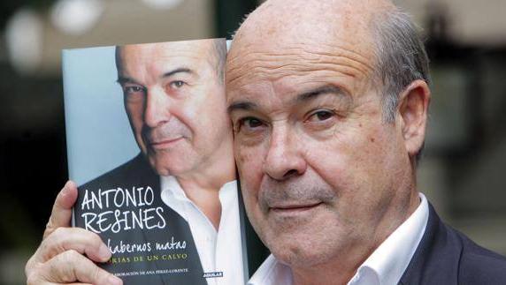 Antonio Resines posa junto a sus memorias. 