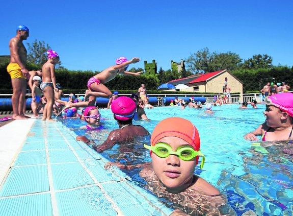 Unos niños disfrutando el pasado verano en Las Caldas. 