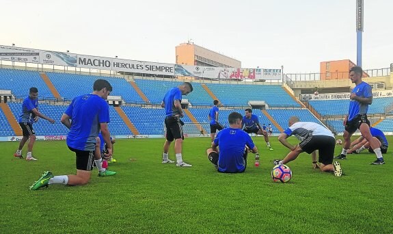 Los futbolistas azules estiran en el Rico Pérez, donde realizaron el último entrenamiento.

