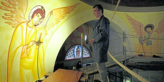 Uno de los ángeles de las pechinas de la capilla de San José, iluminado por la luz de los focos. 