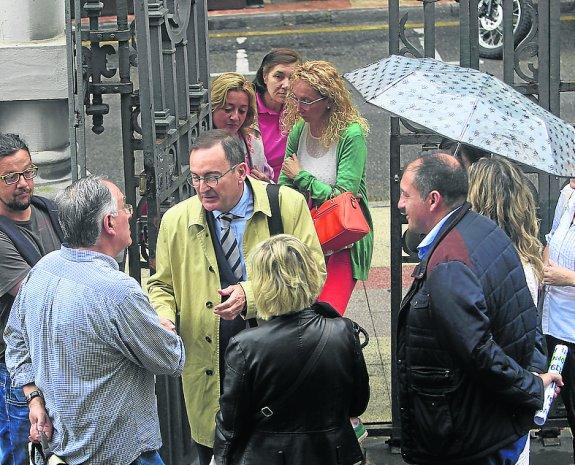 El gerente del Sespa, José Ramón Riera, saluda al enfermero Luis Vega, de Usipa, y resto de trabajadores del Servicio de Atención Continuada, ayer, a la entrada de la Junta General. 