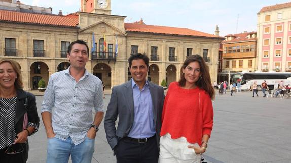 La bodeguera Maite Geijo, David Fernández Prada, organizador del festival, Francisco Rivera y su mujer Lourdes Montes.