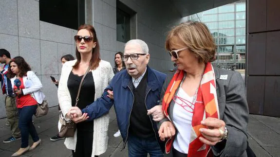 José Ángel Fernández Villa ayudado por su hija ángela Fernández y la procuradora Laura Fernández-Mijares, a su llegada a los juzgados.