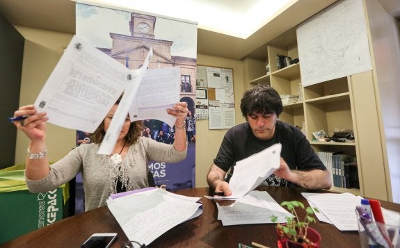 Yolanda Suárez y David Salcines, ayer en el grupo municipal de Somos con la sentencia. 