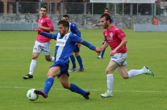 Álex Arias conduce el balón en el encuentro del 'play off' de ascenso frente al Cristo Atlético.