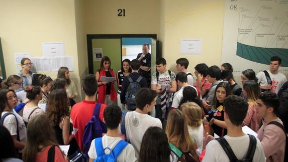 Un grupo de alumnos, antes de iniciar las pruebas en la Facultad de Economía de la Universidad de Oviedo. 