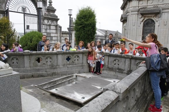 Un grupo de escolares durante una visita guiada al cementerio. 