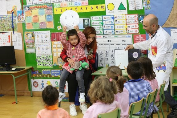 Madre participante en una de las sesiones organizadas en el centro educativo esta semana. 