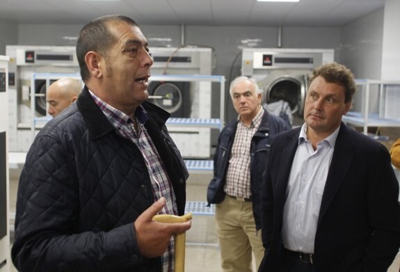 Postigo, a la izquierda, con el constructor Juan Antonio Fernández, en la lavandería de la residencia, en la presentación, en 2011. 