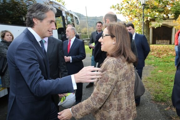 De la Serna tiene anunciada una visita este mes a Gijón en la que se reencontrará con la consejera Belén Fernández. En la imagen, ambos en la primera visita a Asturias del ministro el pasado mes de diciembre. 