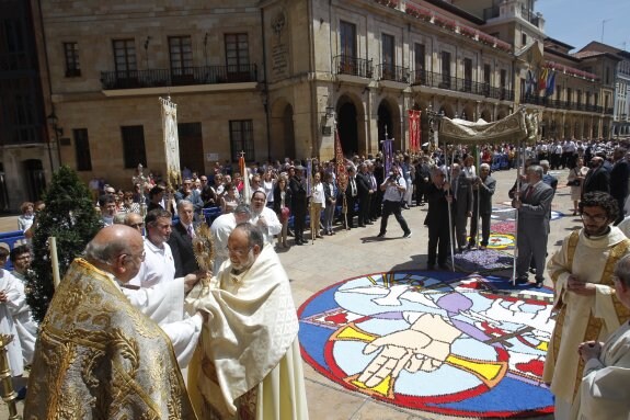 El arzobispo y el párroco de San Isidoro, en la plaza del Ayuntamiento. 