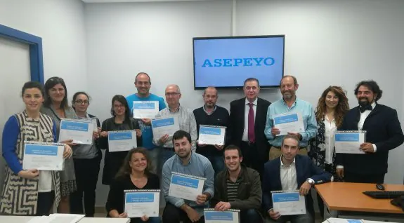 Los responsables de Asepeyo, con las empresas premiadas. 