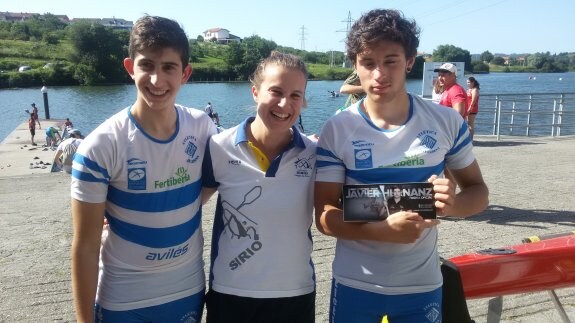 Sergio López, Celia Somosano y Pelayo Martínez, tras su gesto solidario en el Nalón. 