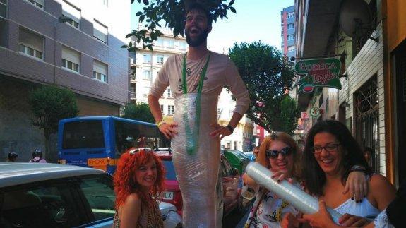 Un hombre, 'colgado' de un árbol de Prendes Pando en su despedida de soltero. 