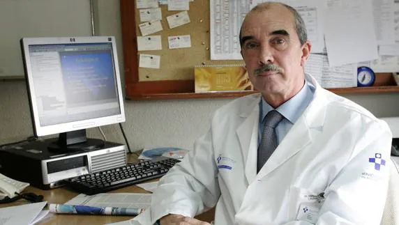 Raúl Álvarez Obregón,  en el que fue su despacho del Hospital de Cabueñes.