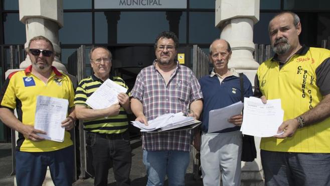 Representantes del Club de Fútbol Puerto de Gijón y vecinos de la zona Oeste, esta mañana, antes de hacer entrega de las firmas en el Registro municipal.