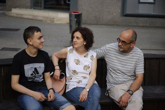 Álvaro García acompañado de sus padres, Montse Megido y Juan Manuel García. 