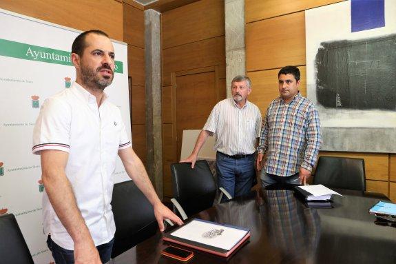 Ángel García, acompañado por los ediles José Manuel Miranda y Javier Rodríguez, durante el anuncio. 