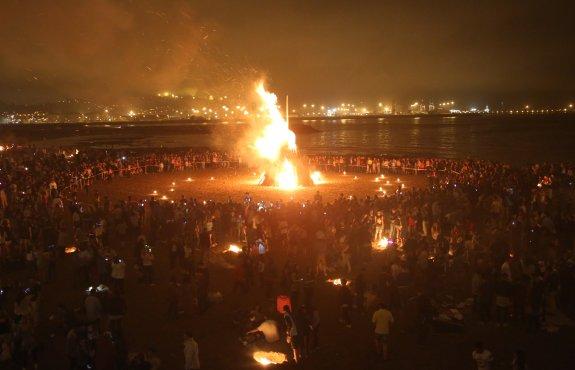 La celebración de San Juan en Poniente congregó a cientos de personas el año pasado. 