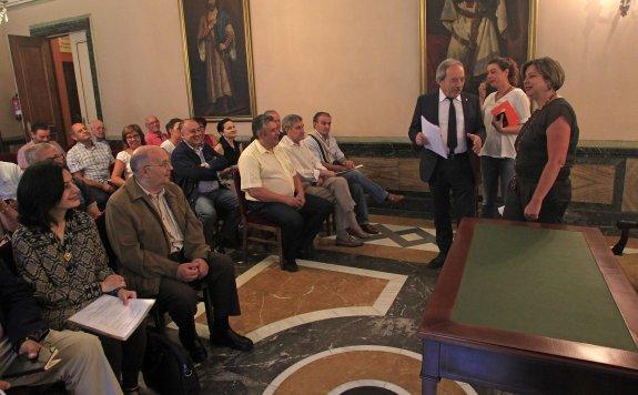 Wenceslao López, Cristina Pontón y Ana Taboada, ayer, a la derecha, con los representantes vecinales en el salón de Plenos. 