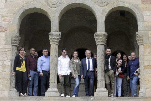 Cristina Pontón y Wenceslao López, en el centro, con técnicos en Santa María del Naranco. 