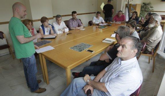 Representantes vecinales reunidos ayer en el centro social de La Tenderina. 
