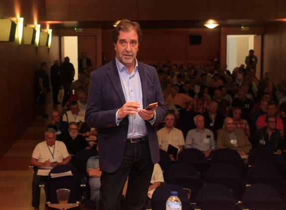 Juan José Pulgar, presidente del Montepío de la Minería, antes de comenzar la tensa asamblea, ayer en Oviedo. 