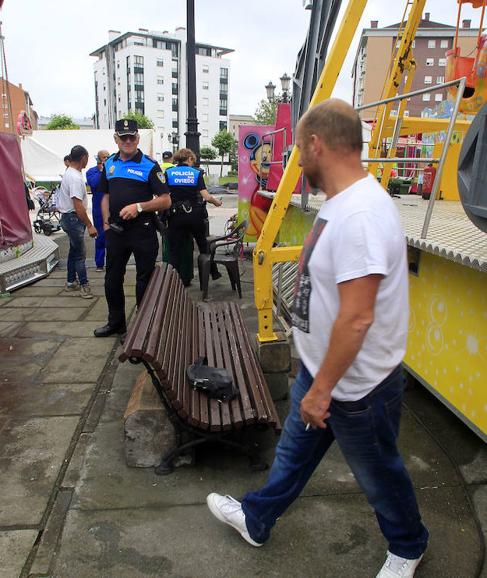 Chao, con la Policía Local, tras haber retirado el enclaje de su noria del banco público. :: p. lorenzana