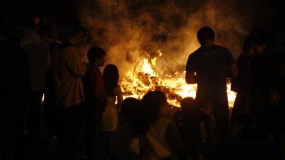 Un fallo en la quema de fuegos artificiales desluce la Hogera de Trasona