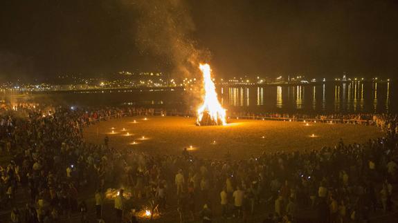 La hoguera de San Juan en la playa de Poniente de Gijón.