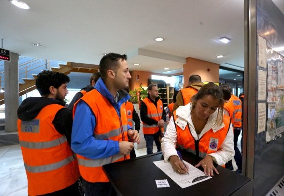 Voluntarios de Protección Civil, en la antigua Pescadería Municipal, firman la solicitud que entregaron para tener una entrevista con la alcaldesa. 