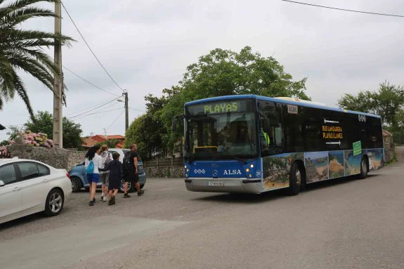 El bus playero de Llanes comenzó a funcionar el pasado verano y este se retomará con un itinerario más reducido. 