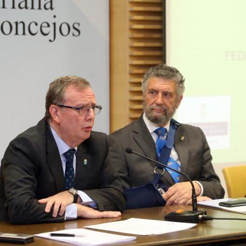 Francisco del Busto presenta el documento en la Federación Asturiana de Concejos. .