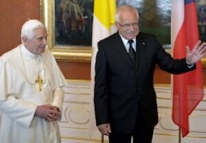 Benedicto XVI con Vaclav Klaus. / REUTERS