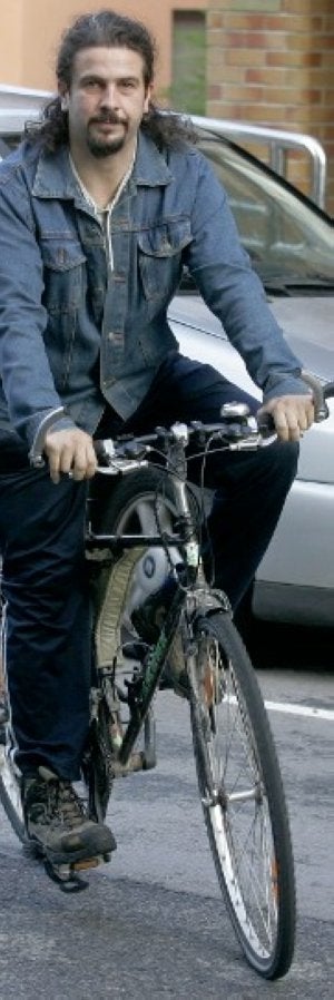 Raffa Fernández, con la bici en la que va al trabajo a diario. / CITOULA