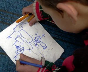 Un niño realiza un dibujo sobre una agresión sufrida. /E. C.