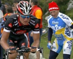 Efimkin, del Caisse D'Epargne, sufre durante la subida en la Vuelta 2007. / F. O.