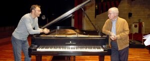 Jesús Arévalo, a la izquierda, y Marino Soria, charlan acerca de las características del Steinway de la Filarmónica en la Casa de Cultura. / MARIETA